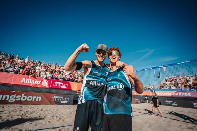 Beachvolleyball Männer Allianz German Beach Tour 2024 Tourstop Kühlungsborn 11.08.2024 v.l. Paul Henning und Max Just gewinnen das Turnier in Kühlungsborn Kühlungsborn Strand an der Seebrücke Mecklenburg-Vorpommern Deutschland