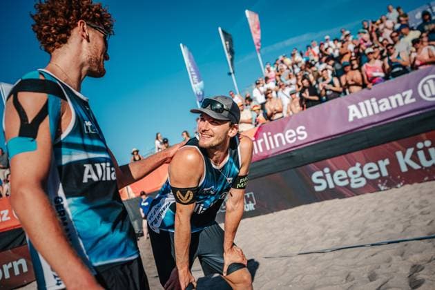 Beachvolleyball Männer Allianz German Beach Tour 2024 Tourstop Kühlungsborn 11.08.2024 v.l. Max Just und Paul Henning freuen sich nach dem Turniersieg Kühlungsborn Strand an der Seebrücke Mecklenburg-Vorpommern Deutschland
