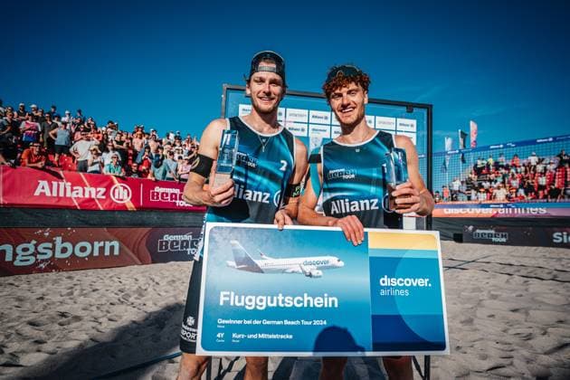 Beachvolleyball Männer Allianz German Beach Tour 2024 Tourstop Kühlungsborn 11.08.2024 v.l. Paul Henning und Max Just gewinnen das Turnier in Kühlungsborn Kühlungsborn Strand an der Seebrücke Mecklenburg-Vorpommern Deutschland