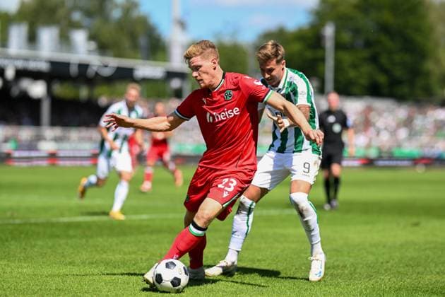 2. Bundesliga - SC Preußen Münster - Hannover 96 am 11.08.2024 im Preußenstadion in Münster Marcel Halstenberg (Hannover 96) im Zweikampf gegen Joshua Mees (Muenster).