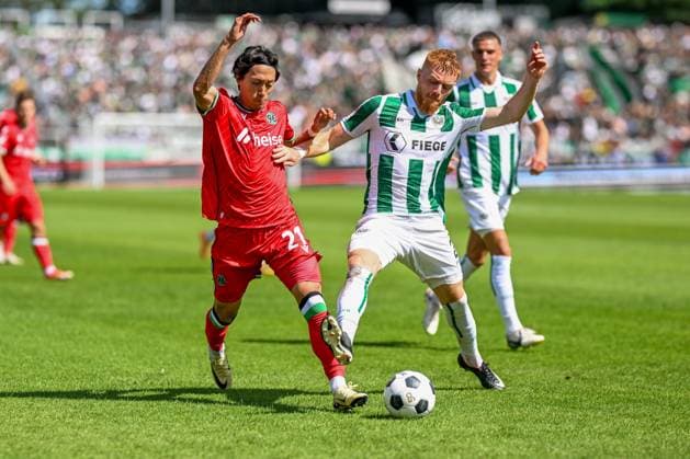 2. Bundesliga - SC Preußen Münster - Hannover 96 am 11.08.2024 im Preußenstadion in Münster Sei Muroya (Hannover 96) im Zweikampf gegen Mikkel Kirkeskov (Muenster).