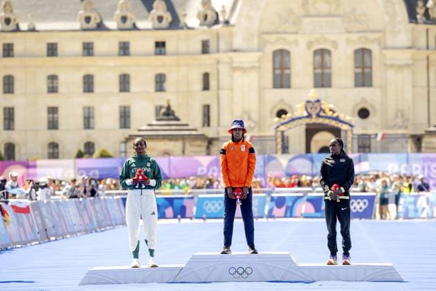 PARIS - Sifan Hassan during the venue ceremony of the women s marathon at the Olympic Games, Olympische Spiele, Olympia, OS The marathon is traditionally run in the last weekend of the Games. ANP ROBIN VAN LONKHUIJSEN xVIxANPxSportx xxANPxIVx 505808505 originalFilename: 505808505.jpg