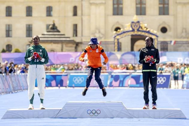 PARIS - Sifan Hassan during the venue ceremony of the women s marathon at the Olympic Games, Olympische Spiele, Olympia, OS The marathon is traditionally run in the last weekend of the Games. ANP ROBIN VAN LONKHUIJSEN xVIxANPxSportx xxANPxIVx 505808544 originalFilename: 505808544.jpg