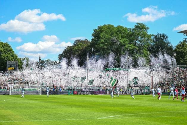 2. Bundesliga - SC Preußen Münster - Hannover 96 am 11.08.2024 im Preußenstadion in Münster Fans des SC Preußen Münster mit einer Choreografie