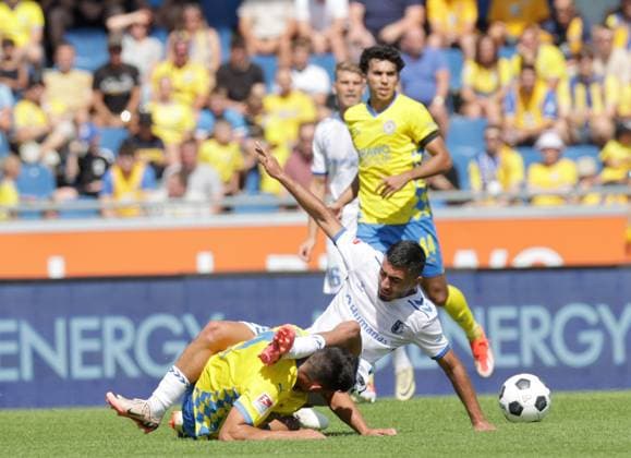 Jannis Nikolaou (Eintracht Braunschweig), Livan Burcu (1. FC Magdeburg) Fussball, Herren, Saison 2024 2025 2.BL, Eintracht Stadion, Eintracht Braunschweig gegen 1.FC Magdeburg, 1-3 DFL REGULATIONS PROHIBIT ANY USE OF PHOTOGRAPHS AS IMAGE SEQUENCES AND OR QUASI-VIDEO.