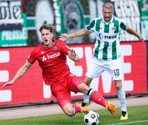 August 11, 2024, MoÂ¼Nster, Germany: PreuoÅ¸en MoÂ¼nster midfielder MARC LORENZ (18) uses a shoulder to knock Hannover 96 defender PHIL NEUMANN (5) out along the touchline during a 2. Bundesliga match on August 11, 2024 in MoÂ¼nster, Germany. MoÂ¼Nster Germany - ZUMAc201 20240811_zap_c201_017 Copyright: xScottxColemanx