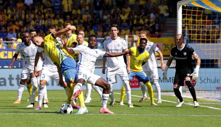 Sven Koehler (Eintracht Braunschweig), Lubambo Musonda (1. FC Magdeburg) Fussball, Herren, Saison 2024 2025 2.BL, Eintracht Stadion, Eintracht Braunschweig gegen 1.FC Magdeburg, 1-3 DFL REGULATIONS PROHIBIT ANY USE OF PHOTOGRAPHS AS IMAGE SEQUENCES AND OR QUASI-VIDEO.