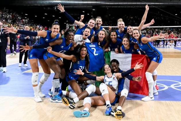 Bilder des Jahres 2024, Sport 08 August Sport Themen der Woche KW32 Sport Bilder des Tages Italian players celebrate at the end of the Volleyball gold medal match between United States of America and Italy of the Paris 2024 Olympic Games, Olympische Spiele, Olympia, OS at Arena Paris Sud 1 in Paris (France), August 11, 2024. Italy defeated United States 3-0 and won the gold medal.