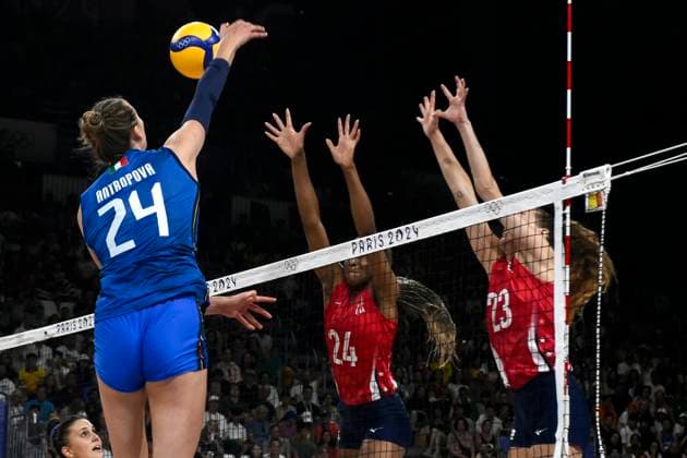 Ekaterina Antropova of Italy, Chiaka Ogbogu and Kelsey Robinson of United States during the Volleyball gold medal match between United States of America and Italy of the Paris 2024 Olympic Games, Olympische Spiele, Olympia, OS at Arena Paris Sud 1 in Paris (France), August 11, 2024. Italy defeated United States 3-0 and won the gold medal.