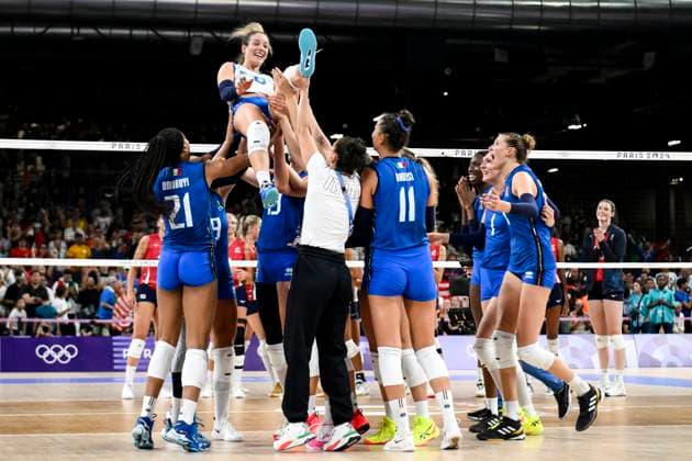Italian players celebrate at the end of the Volleyball gold medal match between United States of America and Italy of the Paris 2024 Olympic Games, Olympische Spiele, Olympia, OS at Arena Paris Sud 1 in Paris (France), August 11, 2024. Italy defeated United States 3-0 and won the gold medal.