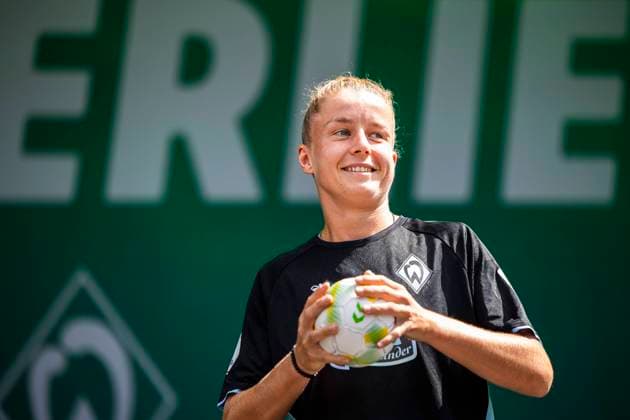 GER, Gelaende am WESERSTADION, Bremen, GER, Tach der Fans 11.08.2024, Gelaende am WESERSTADION, Bremen, GER, Tach der Fans im Bild Mannschaftspräsentation auf der Bühne, Michelle Ulbrich (SV Werder Bremen 05),