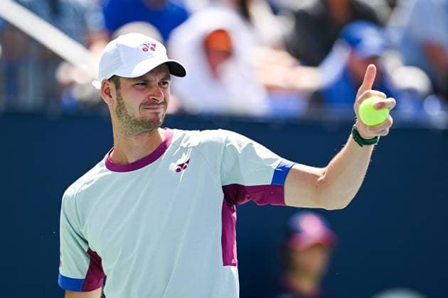MONTREAL, QC - AUGUST 11: Hubert Hurkacz (POL) gets ready to serve the ball during a quarterfinal match at ATP, Tennis Herren National Bank Open on August 11, 2024 at IGA Stadium in Montreal, QC (Photo by David Kirouac Icon Sportswire) TENNIS: AUG 11 National Bank Open EDITORIAL USE ONLY Icon240811002
