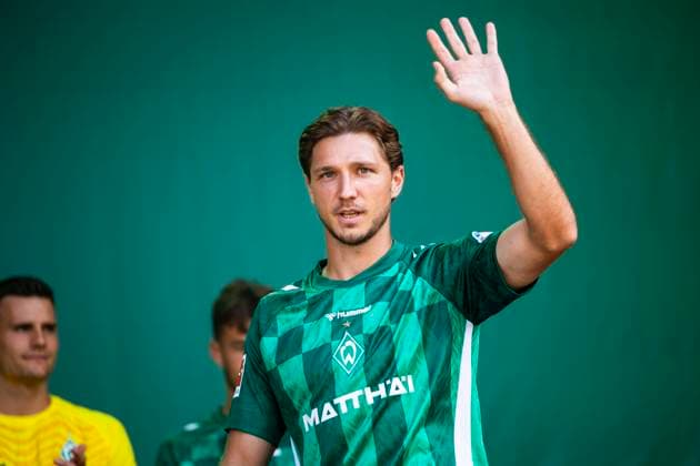 GER, Gelaende am WESERSTADION, Bremen, GER, Tach der Fans 11.08.2024, Gelaende am WESERSTADION, Bremen, GER, Tach der Fans im Bild Mannschaftspräsentation SV Werder Bremen auf der Bühne, Niklas Stark (Werder Bremen 04),