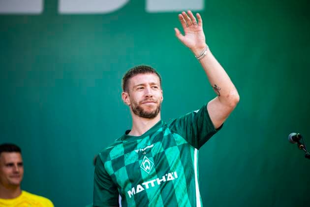 GER, Gelaende am WESERSTADION, Bremen, GER, Tach der Fans 11.08.2024, Gelaende am WESERSTADION, Bremen, GER, Tach der Fans im Bild Mannschaftspräsentation SV Werder Bremen auf der Bühne, Mitchell Weiser (Werder Bremen 08), *** GER, Gelaende am WESERSTADION, Bremen, GER, Tach der Fans 11 08 2024, Gelaende am WESERSTADION, Bremen, GER, Tach der Fans im Bild Mannschaftspräsentation SV Werder Bremen auf der Bühne, Mitchell Weiser Werder Bremen 08 , nordphotoxGmbHx xRauch nph00251