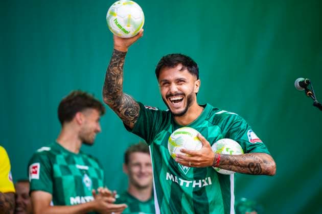 Sport Themen der Woche KW32 GER, Gelaende am WESERSTADION, Bremen, GER, Tach der Fans 11.08.2024, Gelaende am WESERSTADION, Bremen, GER, Tach der Fans im Bild Mannschaftspräsentation SV Werder Bremen auf der Bühne, Leonardo Bittencourt (Werder Bremen 10), *** GER, Gelaende am WESERSTADION, Bremen, GER, Tach der Fans 11 08 2024, Gelaende am WESERSTADION, Bremen, GER, Tach der Fans im Bild Mannschaftspräsentation SV Werder Bremen auf der Bühne, Leonardo Bittencourt Werder Bremen 10 , nordphotoxGmbHx xRauch nph00251