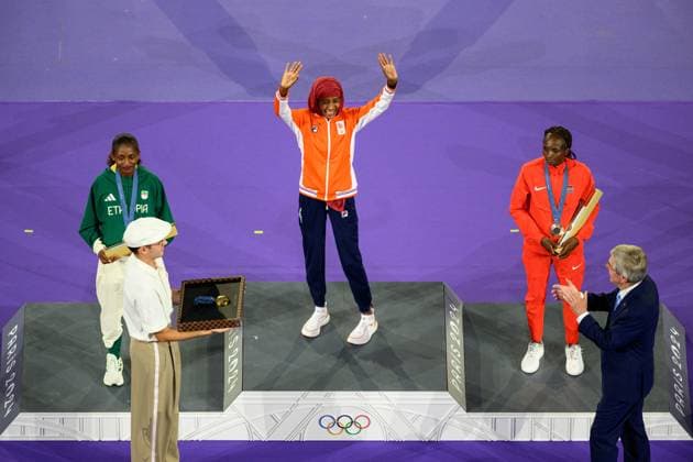 240811 Tigst Assefa of Ethiopia, Sifan Hassan of the Netherlands and Hellen Obiri of Kenya on the podium after women s athletics marathon during the Closing Ceremony of the Paris 2024 Olympic Games, Olympische Spiele, Olympia, OS on August 11, 2024 in Paris. Photo: Joel Marklund BILDBYRAN kod JM JM0605 bbeng olympic games olympics os ol olympiska spel olympiske leker paris 2024 paris-os paris-ol closing ceremony avslutningsceremoni jubel maraton Copyright: JOELxMARKLUND BB240811JM043