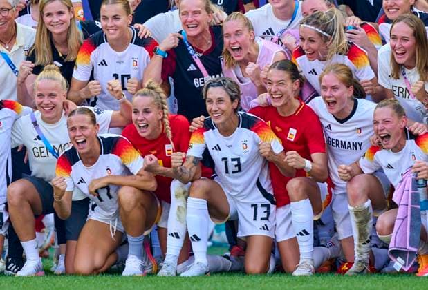 Team GER celebrate the victory with Laura Freigang, DFB Frauen 10 Kathrin-Julia HENDRICH, DFB Frauen 3 Sydney Lohmann, DFB Frauen 8 Klara Bühl, DFB Frauen 17 Giulia Gwinn, DFB Frauen 15 Sara Doorsoun, DFB Frauen 13 Felicitas Rauch, DFB Frauen 19 Sjoeke Nüsken, DFB Frauen 9 at the women Olympic Bronze Medal match GERMANY - SPAIN 1-0 at Stade de Lyon in Lyon at Aug 9, 2024 in Lyon, France. Season 2024 2025