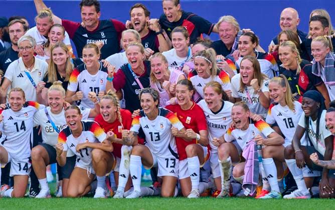 Team GER celebrate the victory with Andreas Rettig, DFB-Geschäftsführer Geschäftsführer der Deutschen Fußball Liga (DFL), Nia Künzer, Kuenzer, DFB Sportdirektorin Alexandra Popp, DFB Frauen 11 Horst Hrubesch, coach, team manager DFB women, Bundestrainer, Chef- Trainer DFB Frauen, Bernd Neuendorf, DFB President German Football Association, Merle Frohms, DFB Frauen 1 Laura Freigang, DFB Frauen 10 Kathrin-Julia HENDRICH, DFB Frauen 3 Sydney Lohmann, DFB Frauen 8 Merle Frohms, DFB Frauen 1 Lea SCHÜLLER, Schueller DFB Frauen 7 Lena Oberdorf, Elisa Senss, DFB Frauen 14 Klara Bühl, DFB Frauen 17 Giulia Gwinn, DFB Frauen 15 Sara Doorsoun, DFB Frauen 13 Felicitas Rauch, DFB Frauen 19 Sjoeke Nüsken, DFB Frauen 9 Sarai Linder, DFB Frauen 2 Vivien Endemann, DFB Frauen 18 Nicole Anyomi, DFB Frauen 21 at the women Olympic Bronze Medal match GERMANY - SPAIN 1-0 at Stade de Lyon in Lyon at Aug 9, 2024 in Lyon, France. Season 2024 2025