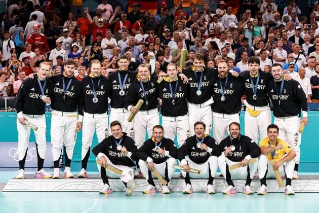 Bilder des Jahres 2024, Sport 08 August Sport Themen der Woche KW32 Sport Bilder des Tages FRA, Olympische Spiele Paris 2024, Handball Herren Finale, Deutschland (GER) vs Daenemark (DNK), 11.08.2024 Das Deutsche Team auf dem Podest mit Medaillen Davis Spaeth (Deutschland 01) Johannes Golla (Deutschland 04) Luca Witzke (Deutschland 07) Sebastian Heymann (Deutschland 11) Juri Knorr (Deutschland 15) Julian Koester (Deutschland 18) Renars Uscins (Deutschland 23) Kai Haefner (Deutschland 25) Andreas Wolff (Deutschland 33) Rune Dahmke (Deutschland 34) Lukas Mertens (Deutschland 36) Christoph Steinert (Deutschland 44) Marko Grgic (Deutschland 71) Jannik Kohlbacher (Deutschland 80) Luca Witzke (Deutschland 99) FRA, Olympische Spiele Paris 2024, Handball Herren Finale, Deutschland (GER) vs Daenemark (DNK), 11.08.2024 Lille *** FRA, Olympic Games Paris 2024, Handball Mens Final, Germany GER vs Denmark DNK , 11 08 2024 The German team on the podium with medals Davis Spaeth Germany 01 Johannes Golla Germany 04 Luca Witzke Germany 07 Sebastian Heymann Germany 11 Juri Knorr Germany 15 Julian Koester Germany 18 Renars Uscins Germany 23 Kai Haefner Germany 25 Andreas Wolff Germany 33 Rune Dahmke Germany 34 Lukas Mertens Germany 36 Christoph Steinert Germany 44 Marko Grgic Germany 71 Jannik Kohlbacher Germany 80 Luca Witzke Germany 99 FRA, Olympic Games Paris 2024, Handball Men Final, Germany GER vs Denmark DNK , 11 08 2024 Lille Copyright: xEibner-Pressefoto RogerxBuerkex EP_RBE