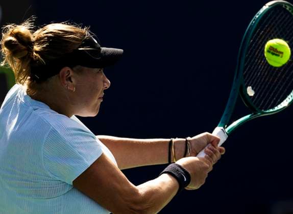 (240812) -- TORONTO, Aug. 12, 2024 -- Amanda Anisimova of the United States returns the ball during the women s singles semifinal match between Emma Navarro of the United States and Amanda Anisimova of the United States at the 2024 National Bank Open tennis tournament in Toronto, Canada, on Aug. 11, 2024. (Photo by Zou Zheng Xinhua) (SP)CANADA-TORONTO-TENNIS-NATIONAL BANK OPEN-WOMEN S SINGLES LinxWei 