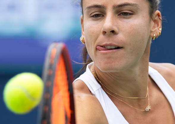 (240812) -- TORONTO, Aug. 12, 2024 -- Emma Navarro of the United States returns the ball during the women s singles semifinal match between Emma Navarro of the United States and Amanda Anisimova of the United States at the 2024 National Bank Open tennis tournament in Toronto, Canada, on Aug. 11, 2024. (Photo by Zou Zheng Xinhua) (SP)CANADA-TORONTO-TENNIS-NATIONAL BANK OPEN-WOMEN S SINGLES LinxWei 