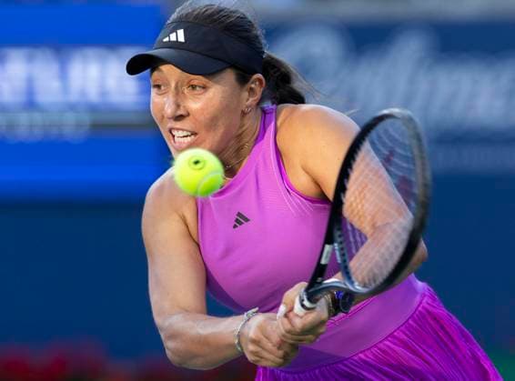 (240812) -- TORONTO, Aug. 12, 2024 -- Jessica Pegula returns the ball during the women s singles semifinal match between Diana Shnaider of Russia and Jessica Pegula of the United States at the 2024 National Bank Open tennis tournament in Toronto, Canada, on Aug. 11, 2024. (Photo by Xinhua) (SP)CANADA-TORONTO-TENNIS-NATIONAL BANK OPEN-WOMEN S SINGLES ZouxZheng 