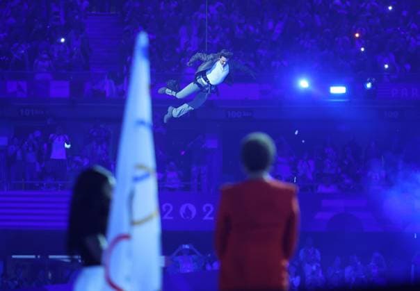 Sport Themen der Woche KW32 Sport Bilder des Tages (240811) -- PARIS, Aug. 11, 2024 -- Hollywood star Tom Cruise performs in a section which sees the Olympic Flag transferred from Paris to the 2028 host city, Los Angeles, during the closing ceremony of the Paris 2024 Olympic Games, Olympische Spiele, Olympia, OS at the Stade de France in Paris, France, Aug. 11, 2024. ) (PARIS2024) FRANCE-PARIS-OLY-CLOSING CEREMONY CaoxCan 