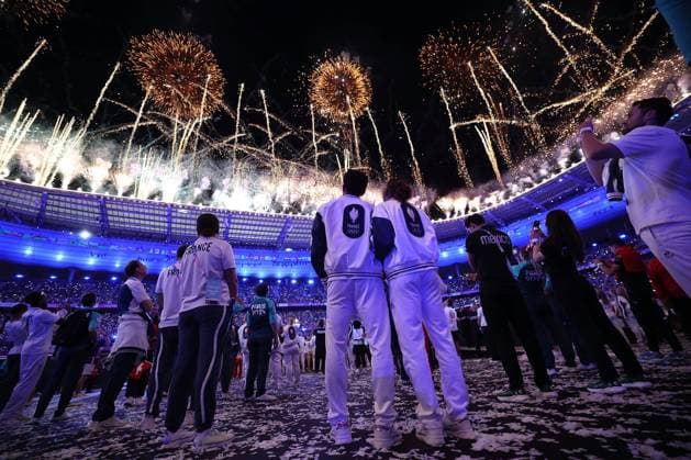 Bilder des Jahres 2024, Sport 08 August Sport Themen der Woche KW32 Sport Bilder des Tages (240811) -- PARIS, Aug. 11, 2024 -- Athletes enjoy the fireworks show during the closing ceremony of the Paris 2024 Olympic Games, Olympische Spiele, Olympia, OS in Paris, France, Aug. 11, 2024. ) (PARIS2024) FRANCE-PARIS-OLY-CLOSING CEREMONY LixMing 