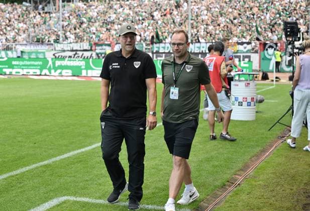Trainer Sascha Hildmann (Preußen Münster), li., mit Pressesprecher Marcel Weskamp (Pressechef Preussen Münster) 11.08.2024, Fussball 2. Bundesliga, 2. Spieltag, Saison 2024 2025 Preußen Münster - Hannover 96 0:0 Muenster Preussenstadion Nordrhein Westfalen Deutschland
