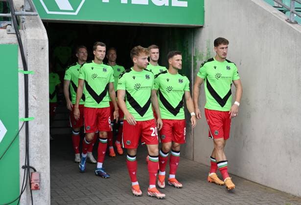 Hannovers Spieler kommen aus der Kabine v.re., Phil Neumann (Hannover 96), Enzo Leopold (Hannover 96), Jannik Dehm (Hannover 96), Fabian Kunze (Hannover 96) 11.08.2024, Fussball 2. Bundesliga, 2. Spieltag, Saison 2024 2025 Preußen Münster - Hannover 96 0:0 Muenster Preussenstadion Nordrhein Westfalen Deutschland