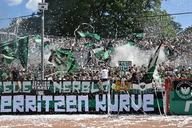 Sport Bilder des Tages Stimmung im Münster Fanblock vor dem Anpfiff mit Konfetti 11.08.2024, Fussball 2. Bundesliga, 2. Spieltag, Saison 2024 2025 Preußen Münster - Hannover 96 0:0 Muenster Preussenstadion Nordrhein Westfalen Deutschland