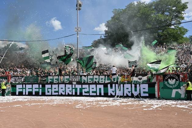 Stimmung im Münster Fanblock vor dem Anpfiff 11.08.2024, Fussball 2. Bundesliga, 2. Spieltag, Saison 2024 2025 Preußen Münster - Hannover 96 0:0 Muenster Preussenstadion Nordrhein Westfalen Deutschland