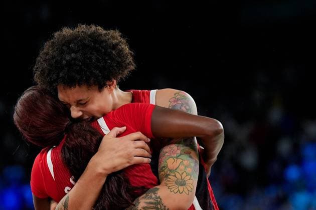 PARIS, FRANCE - AUGUST 11: Brittney Griner of United States celebrates their victory of the gold medal at the final whistle during the Women s Gold Medal Game, Game 52, France vs United States of America on day sixteen of the Olympic Games, Olympische Spiele, Olympia, OS Paris 2024 at Arena Bercy on August 11, 2024 in Paris, France. Paris Bercy Arena France Copyright: xJustPictures.ch DanielaxPorcellix jp-en-EuSpIm-20240811-_DP26172