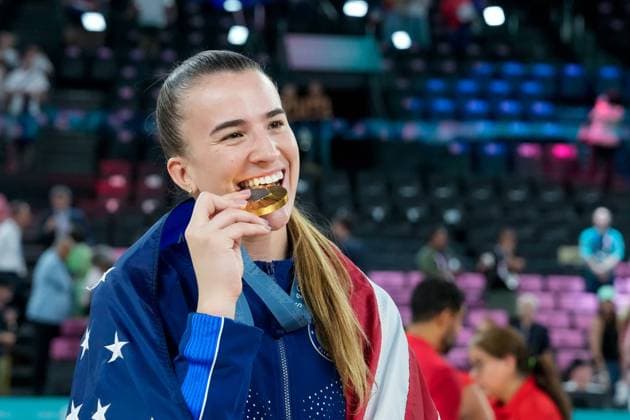 PARIS, FRANCE - AUGUST 11: Sabrina Ionescu of United States celebrates their victory of the gold medal and poses for a photo during the Women s Gold Medal Game, Game 52, France vs United States of America on day sixteen of the Olympic Games, Olympische Spiele, Olympia, OS Paris 2024 at Arena Bercy on August 11, 2024 in Paris, France. Paris Bercy Arena France *** PARIS, FRANCE AUGUST 11 Sabrina Ionescu of United States celebrates their victory of the gold medal and poses for a photo during the Women s Gold Medal Game, Game 52, France vs United States of America on day sixteen of the Olympic Games Paris 2024 at Arena Bercy on August 11, 2024 in Paris, France Paris Bercy Arena France Copyright: xJustPictures.ch DanielaxPorcellix jp-en-EuSpIm-20240811-_DP15437-2