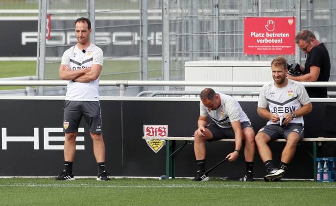 09.08.24 U19 VfB Stuttgart - U19 SC Freiburg Deutschland, Stuttgart, 09.08.2024, Fussball, U19-DFB-Nachwuchsliga, U19 VfB Stuttgart - U19 SC Freiburg (3:1): Nico Willig (Trainer VfB Stuttgart).