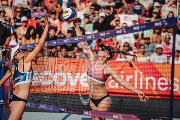 Beachvolleyball Frauen Allianz German Beach Tour 2024 Tourstop Kühlungsborn 11.08.2024 rechts Lea Kunst beim Angriff gegen links Sarah Schulz Kühlungsborn Strand an der Seebrücke Mecklenburg-Vorpommern Deutschland