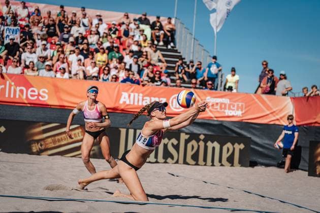 Beachvolleyball Frauen Allianz German Beach Tour 2024 Tourstop Kühlungsborn 11.08.2024 Lea Kunst spielt den Ball Kühlungsborn Strand an der Seebrücke Mecklenburg-Vorpommern Deutschland