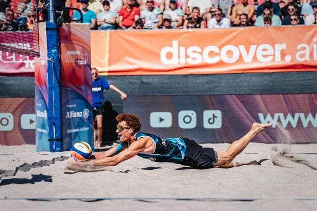Beachvolleyball Männer Allianz German Beach Tour 2024 Tourstop Kühlungsborn 11.08.2024 Max Just springt zum Ball Kühlungsborn Strand an der Seebrücke Mecklenburg-Vorpommern Deutschland