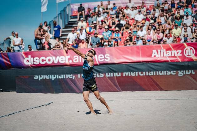 Beachvolleyball Männer Allianz German Beach Tour 2024 Tourstop Kühlungsborn 11.08.2024 Jonas Sagstetter spielt den Ball Kühlungsborn Strand an der Seebrücke Mecklenburg-Vorpommern Deutschland
