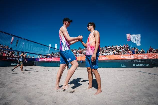 Beachvolleyball Männer Allianz German Beach Tour 2024 Tourstop Kühlungsborn 11.08.2024 v.l. Philipp Huster und Lui Wüst freuen sich nach dem Sieg Kühlungsborn Strand an der Seebrücke Mecklenburg-Vorpommern Deutschland