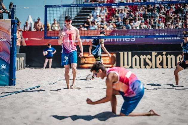 Beachvolleyball Männer Allianz German Beach Tour 2024 Tourstop Kühlungsborn 11.08.2024 hinten jubelt Philipp Huster, vorne Lui Wüst Kühlungsborn Strand an der Seebrücke Mecklenburg-Vorpommern Deutschland