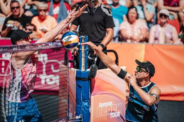 Beachvolleyball Männer Allianz German Beach Tour 2024 Tourstop Kühlungsborn 11.08.2024 v.l. Philipp Huster gegen Benedikt Sagstetter Kühlungsborn Strand an der Seebrücke Mecklenburg-Vorpommern Deutschland