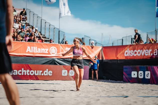 Beachvolleyball Frauen Allianz German Beach Tour 2024 Tourstop Kühlungsborn 11.08.2024 Isabel Schneider jubelt Kühlungsborn Strand an der Seebrücke Mecklenburg-Vorpommern Deutschland
