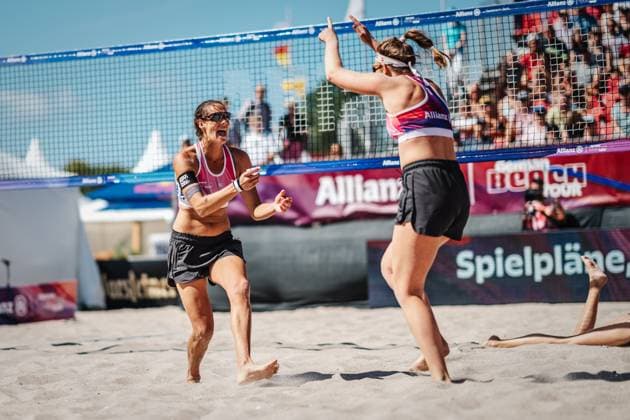 Beachvolleyball Frauen Allianz German Beach Tour 2024 Tourstop Kühlungsborn 11.08.2024 Kira Walkenhorst (links) jubelt zu Isabel Schneider (rechts) Kühlungsborn Strand an der Seebrücke Mecklenburg-Vorpommern Deutschland