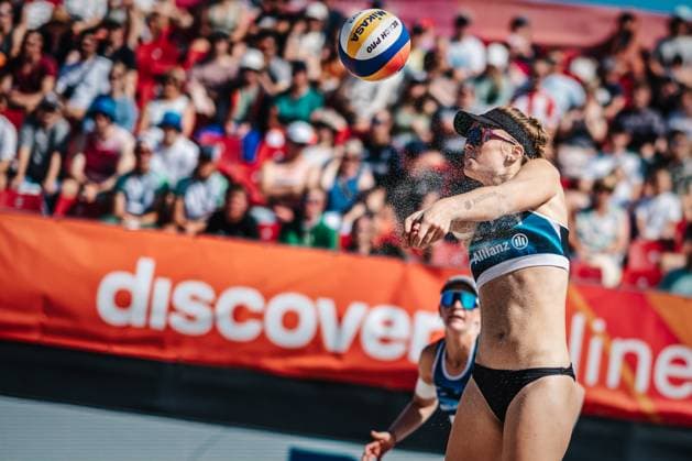Beachvolleyball Frauen Allianz German Beach Tour 2024 Tourstop Kühlungsborn 11.08.2024 Lea Kunst nimmt den Ball an Kühlungsborn Strand an der Seebrücke Mecklenburg-Vorpommern Deutschland