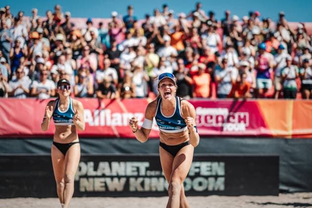 Beachvolleyball Frauen Allianz German Beach Tour 2024 Tourstop Kühlungsborn 11.08.2024 Melanie Paul jubelt im Vordergrund Kühlungsborn Strand an der Seebrücke Mecklenburg-Vorpommern Deutschland
