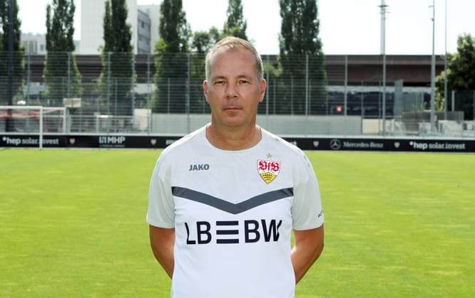 12.08.24 U19 VfB Stuttgart Fototermin Saison 2024 2025 Deutschland, Stuttgart, 12.08.2024, Fussball, U19-DFB-Nachwuchsliga, U19 VfB Stuttgart Fototermin Saison 2024 2025: Volker Digulla (Betreuer).