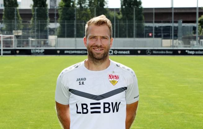 12.08.24 U19 VfB Stuttgart Fototermin Saison 2024 2025 Deutschland, Stuttgart, 12.08.2024, Fussball, U19-DFB-Nachwuchsliga, U19 VfB Stuttgart Fototermin Saison 2024 2025: Sebastian Hägele (Co-Trainer Analyse).