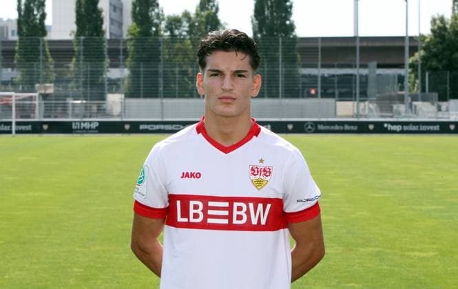 12.08.24 U19 VfB Stuttgart Fototermin Saison 2024 2025 Deutschland, Stuttgart, 12.08.2024, Fussball, U19-DFB-Nachwuchsliga, U19 VfB Stuttgart Fototermin Saison 2024 2025: Deli Hajdini.