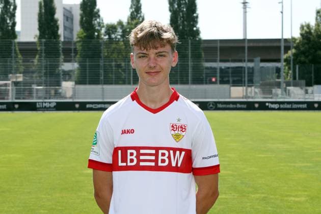 12.08.24 U19 VfB Stuttgart Fototermin Saison 2024 2025 Deutschland, Stuttgart, 12.08.2024, Fussball, U19-DFB-Nachwuchsliga, U19 VfB Stuttgart Fototermin Saison 2024 2025: Yanik Spalt.